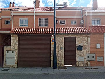 Foto Venta de casa con piscina y terraza en Parla, Fuentebella-San Felix-El Leguario