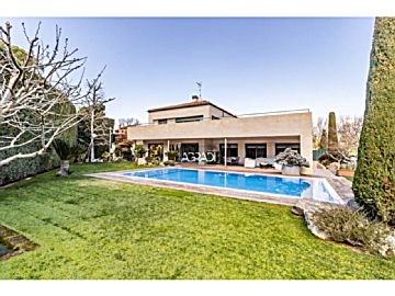 000932 Venta de casa con piscina y terraza en Cardedeu