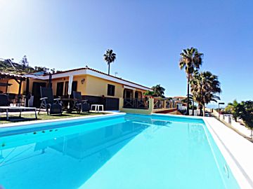Foto Venta de casa con piscina y terraza en El Sauzal , Urb. Los Naranjos