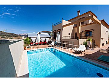 008080 Venta de casa con piscina y terraza en Casabermeja