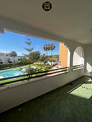 Foto 1 Venta de piso con piscina y terraza en Estepona