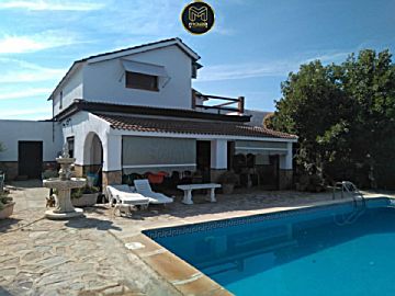 Foto 1 Venta de casa con piscina y terraza en Torredonjimeno