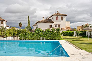 Foto Venta de casa con piscina y terraza en Ogíjares, Ogijares